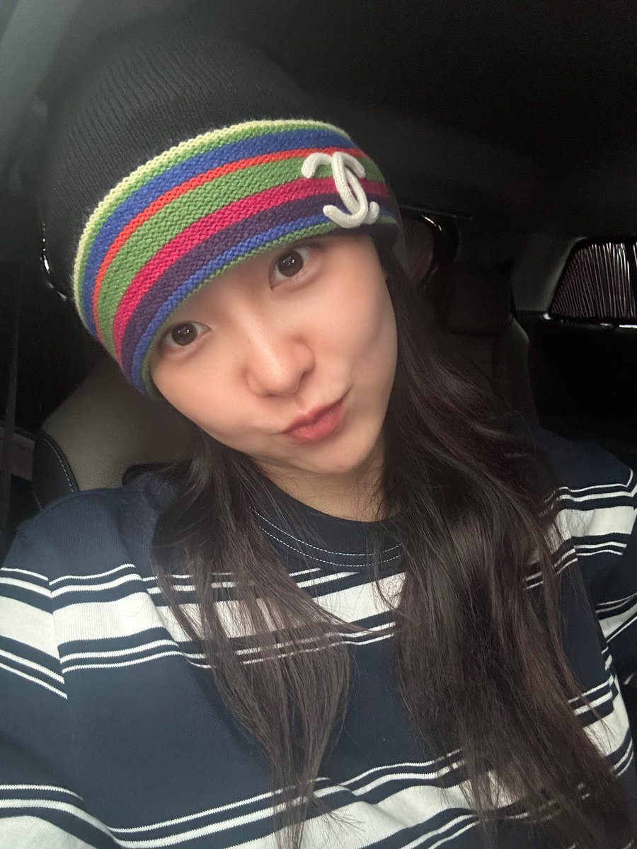 💌 260226 KIM YERIM 💜💬 4:18pm KST

(📸 +1 photo)

“CEO-nim gave me a hat as a gift 🤭”

“Pretty”

#김예림 #KIMYERIM #예리 #YERI