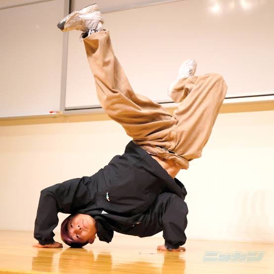 Doga1130M's tweet photo. ラガーマンとして屈辱的な弾かれ方をしたあの日から
シャチホコだの三点倒立だの言われておりますが

1番のお気に入りは
"Shigekix(ブレイキン)"です

#ラグビー #ブレイキン #本人まで届けぇ https://t.co/YCrLvdrLFt