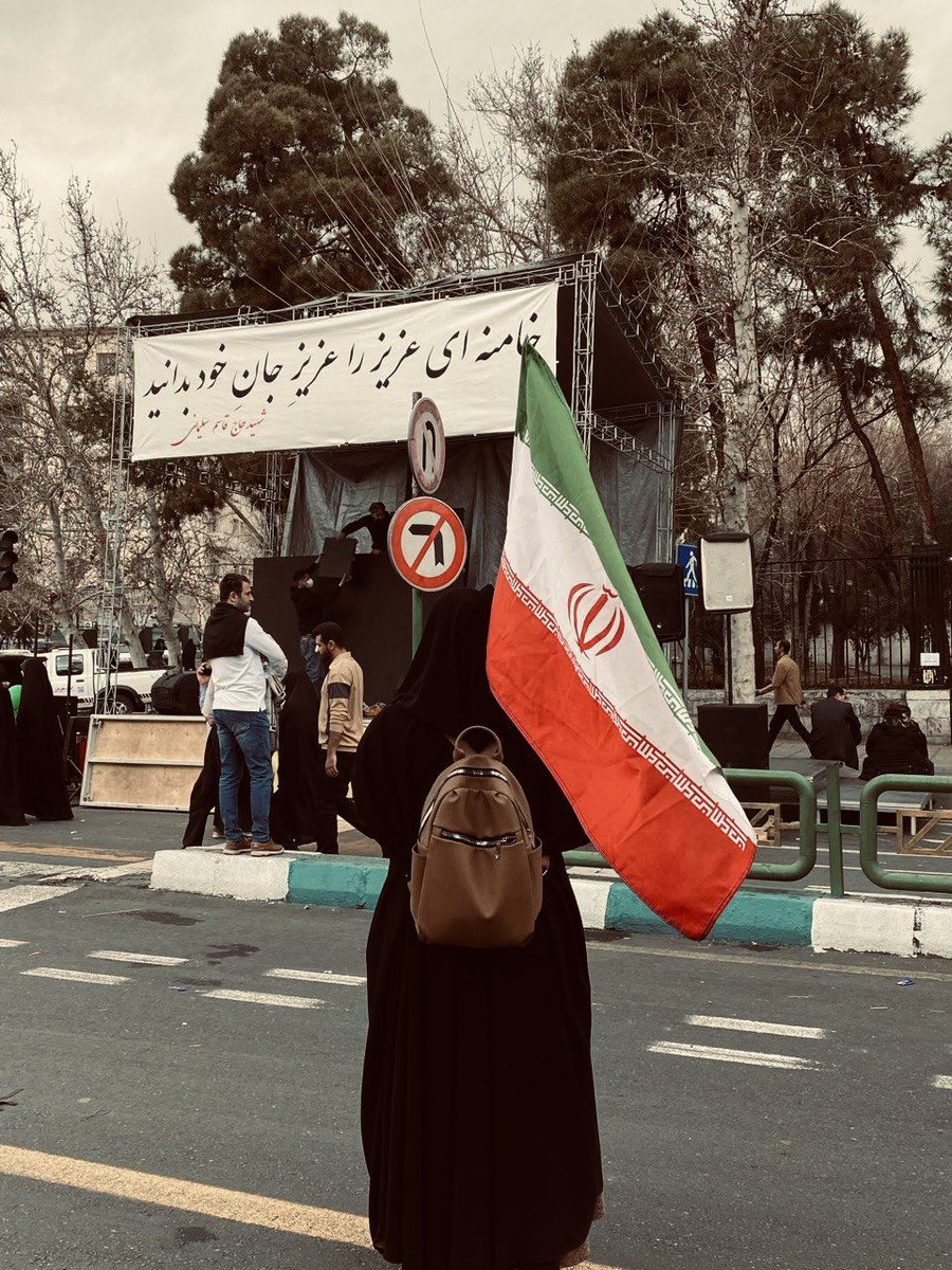 saeidi30727's tweet photo. دانشجوی انقلابی امروز مثل برادر و خواهر خودم جلوی سنگ و چوب ایستاد تا پرچم نیفتد. این را رسانه‌های خارجی نشان نمی‌دهند، اما مردم ایران می‌بینند

#جانم_فدای_پرچم 
#جانم_ایران https://t.co/ReXeQw8DaK