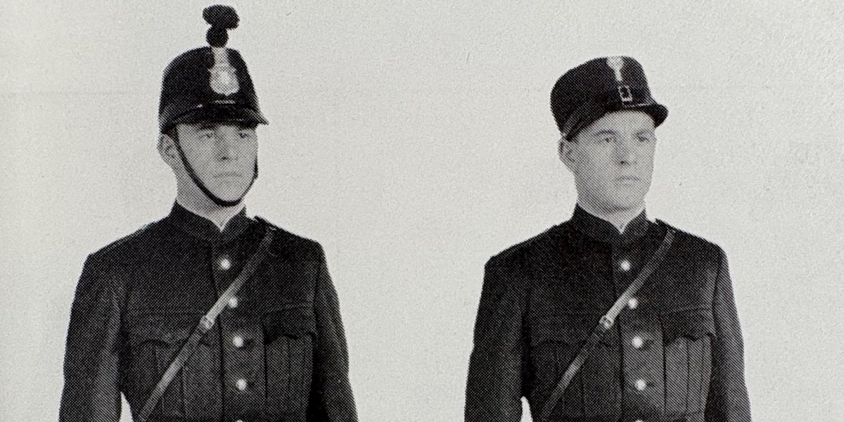 KapoZuerich's tweet photo. #kapogestern: Uniformen der Kantonspolizei Zürich 1926–1942:
Vom Helm mit Aufsatz zur Schirmmütze. Hochgeschlossener Waffenrock, Ledergurt, Seitenwaffe – geprägt vom damaligen militärischen Stil. Ein Stück Zürcher Polizeigeschichte. https://t.co/YOMfai5kjN