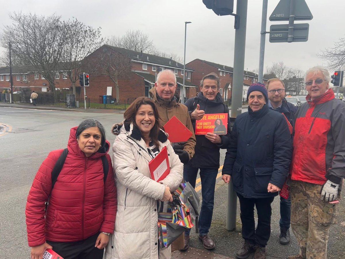 RupaHuq's tweet image. Polls are open in Gorton &amp;amp; Denton

This is a clear choice:
🌹 Angeliki Stogia cutting the cost of living and uniting communities
❌ Matthew Goodwin (Reform) southern GBNews and Farage’s man

Last push of great campaign from out on doorstep to phonebanking 📞

🌹 #VoteLabour 🌹