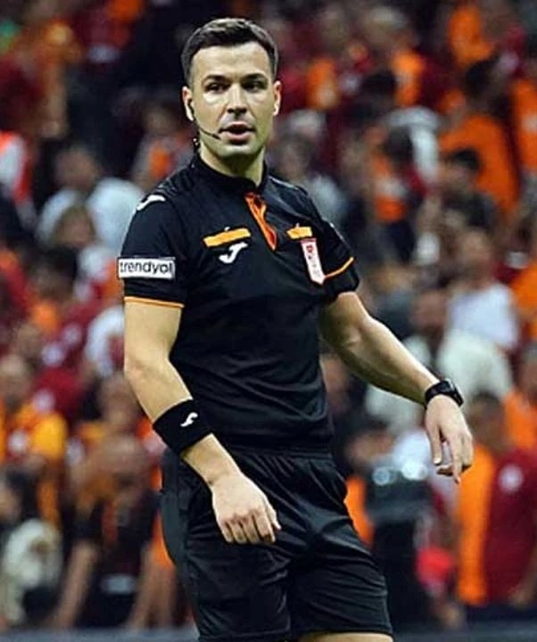 Beşiktaş - Kocaelispor maçının hakemi  EN BÜYÜK GS MİRA AYDIN NİCKLİ ( Cihan Aydın)  oldu.

Evet Galatasaray maçından önce maçımıza  fifa kokartı elinden alınan Cihan Aydın atandı.. 

Tehlikeyi görmüyor musunuz ?