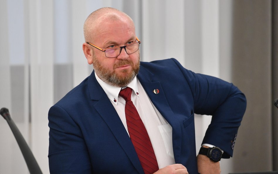 ♨️Rada nadzorcza Orlenu powołała w środę Pawła  Wojtunika na członka zarządu spółki ds. bezpieczeństwa i ryzyka. 
Wojtunik w latach 2009-2015  był szefem Centralnego Biura Antykorupcyjnego (CBA).
Nareszcie fachowcy wracają do pracy dla 🇵🇱 💪💪