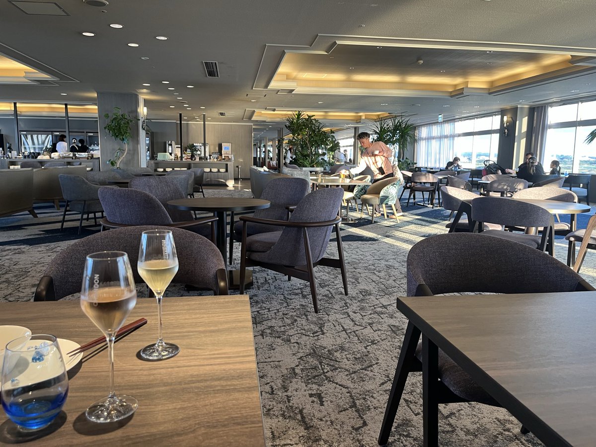 mm80278987's tweet photo. この時間からラウンジでシャンパン🍾🥂 https://t.co/Kex9Zimsed