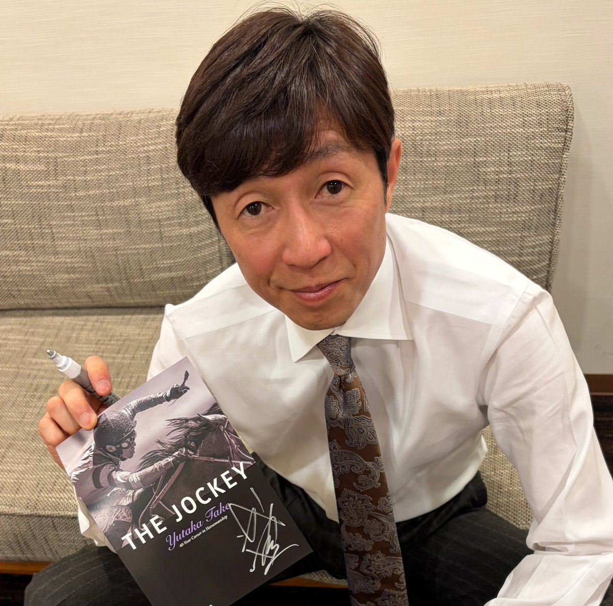 物販情報】 『武豊デビュー40年記念写真集アブミ付きBOX入り』には