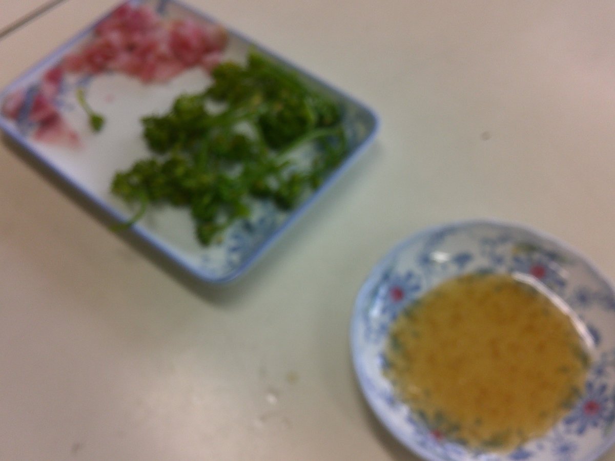 1時間目，ひまわり学級の子どもたちが大事に育てたかぶと菜の花を家庭科室へ持って行き･･･食べやすいサイズに切って･･･湯通しして･･･ドレッシングをかけて･･･みんなで食べました！！野菜が嫌いと言ってふだん食べないあの子も，「おいしい！」と言って食べていました！