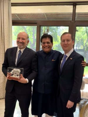 InformistMedia's tweet image. Piyush Goyal met Howard Lutnick and Sergio Gor to discuss expanding India-US trade and economic ties.

#PiyushGoyal #IndiaUS #TradeRelations #EconomicPartnership #GlobalTrade #Diplomacy 

More details below:
informistmedia.com/MoneyWire/4576…
