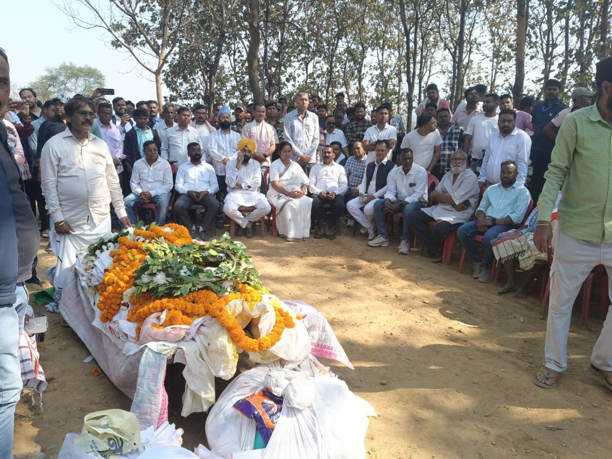 आज पूर्व मुख्यमंत्री श्री चम्पाई सोरेन के पोते एवं भाजपा नेता श्री बाबूलाल सोरेन के सुपुत्र वीर सोरेन के अंतिम संस्कार में उनके गांव जिलिंगगोड़ा जाकर शामिल हुआ और श्रद्धा-सुमन अर्पित कर दिवंगत आत्मा की शांति के लिए प्रार्थना किया।

<a href="/ChampaiSoren/">Champai Soren</a>