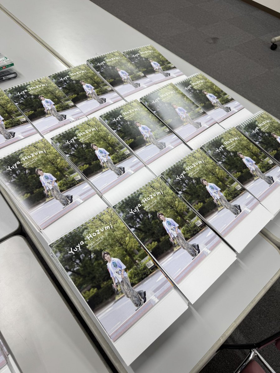 この後18時20分から、カレンダーにサイン書く配信します😏 すごい量