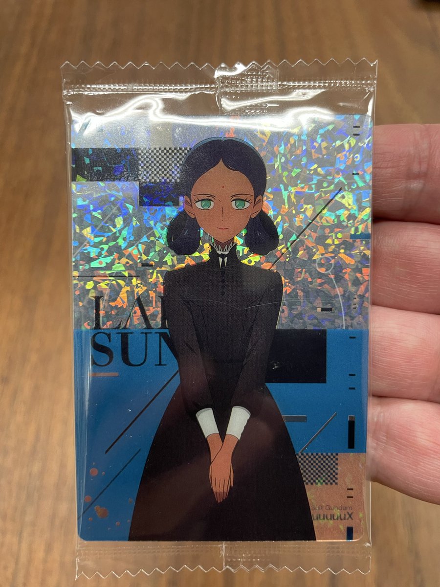 この季節なのに大学の廊下で大きい黒い虫が歩いていたので、ギクリとして見てみるとケラです。本研究室の学生さんの仕業です。大事な実験材料だし、他の研究室の方に迷惑なので、逃がさないよう注意したら、ララァのキラキラカードをくれました。ありがとう！