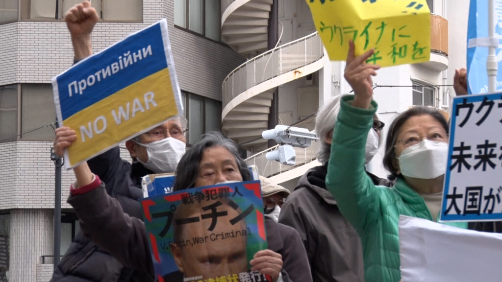 ウクライナ侵攻から４年〜市民ら、ロシア大使館前で抗議アクション
ourplanet-tv.org/52470/
ロシアによるウクライナ侵攻から4年となった24日、ロシア大使館前で市民団体が、侵攻の即時停止と撤退を求める抗議アクションを行った。「ウクライナの土地を奪うな」「今すぐ撤退しろ」などと声を上げた。