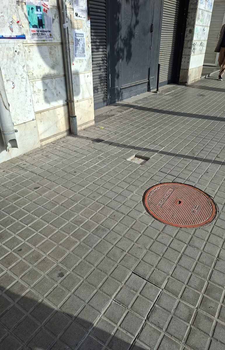 Mmar2525's tweet photo. @Albiol_XG @AjBadalona s'ha trencat ua rajola i una senyora gran ha caigut aquest matí. A Pep Ventura, entre el supermercat Sorli i la cafeteria Alhorn https://t.co/eCzGGEDwwM