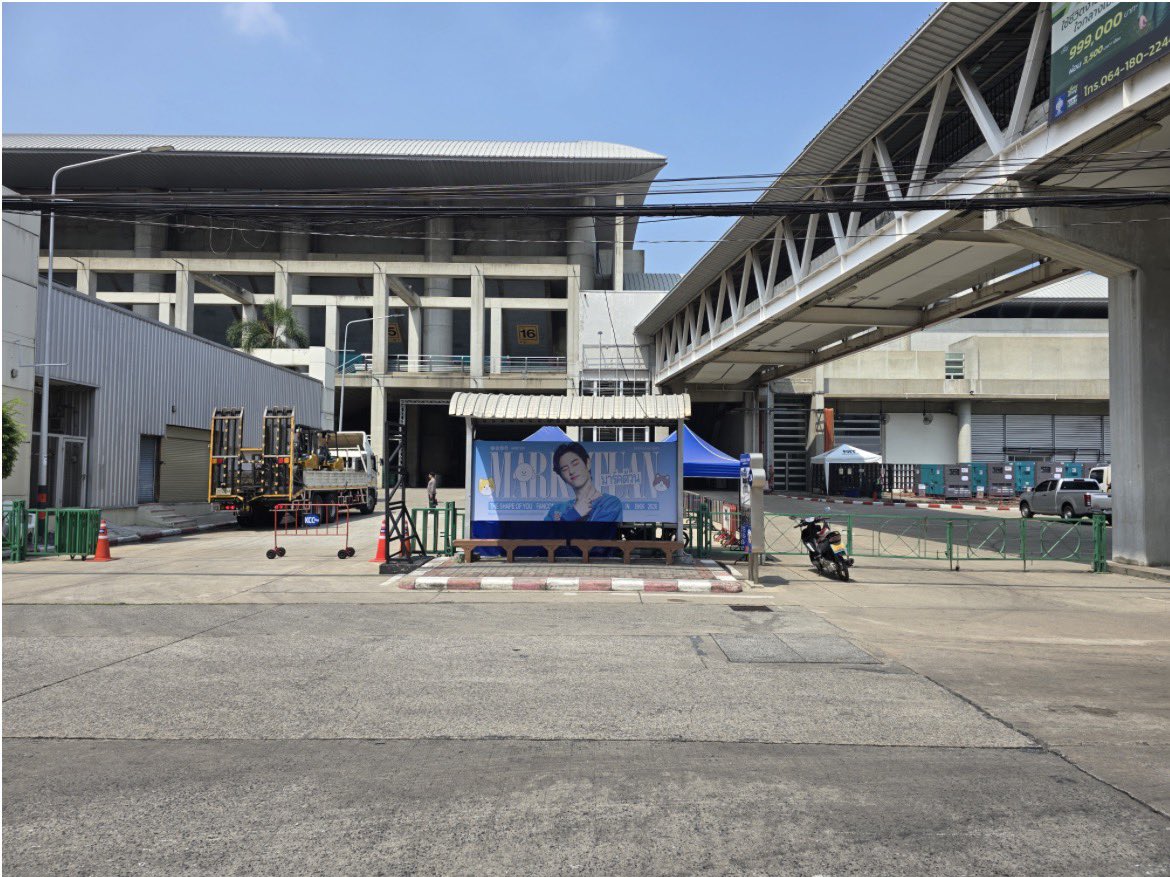 #ส่งรักโอบกอดมาร์คEP3 

🎞️ Billboard Ads จำนวน 1 ป้าย ติดตั้งเรียบร้อยแล้ว ✅ อย่าลืมไปถ่ายรูปกันนะคะ

📍location : ป้าย Bus Stop บริเวณด้านหลัง Impact Arena (ประตูทางรถเข้า-ออก)

🪄Project From Thai Ahgase &amp; Tuanzy by @SupportforMT 
🗓️วันที่ : 27 กุมภาพันธ์-1 มีนาคม 2569