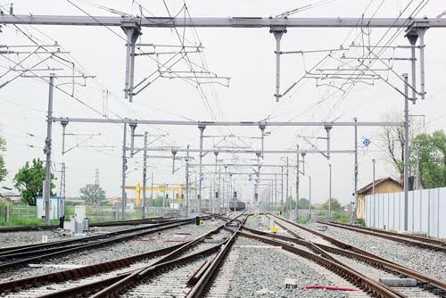 Siege4570's tweet photo. Indian Railways pushes towards 160 kmph speeds! Signal spacing to double from 1 km to 2 km, improving loco pilot reaction time, safety &amp; smoother high-speed operations. Pilot rollout first, then nationwide expansion if successful. 🚄🇮🇳 https://t.co/amYKRUCPNN