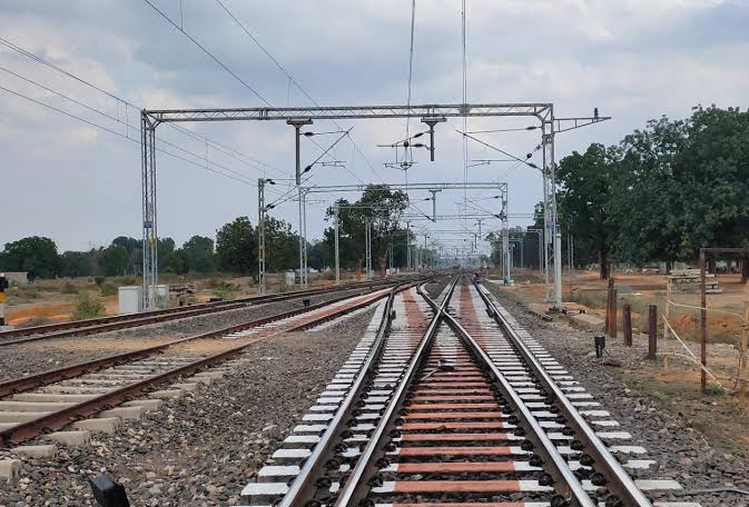 Siege4570's tweet photo. Indian Railways pushes towards 160 kmph speeds! Signal spacing to double from 1 km to 2 km, improving loco pilot reaction time, safety &amp; smoother high-speed operations. Pilot rollout first, then nationwide expansion if successful. 🚄🇮🇳 https://t.co/amYKRUCPNN