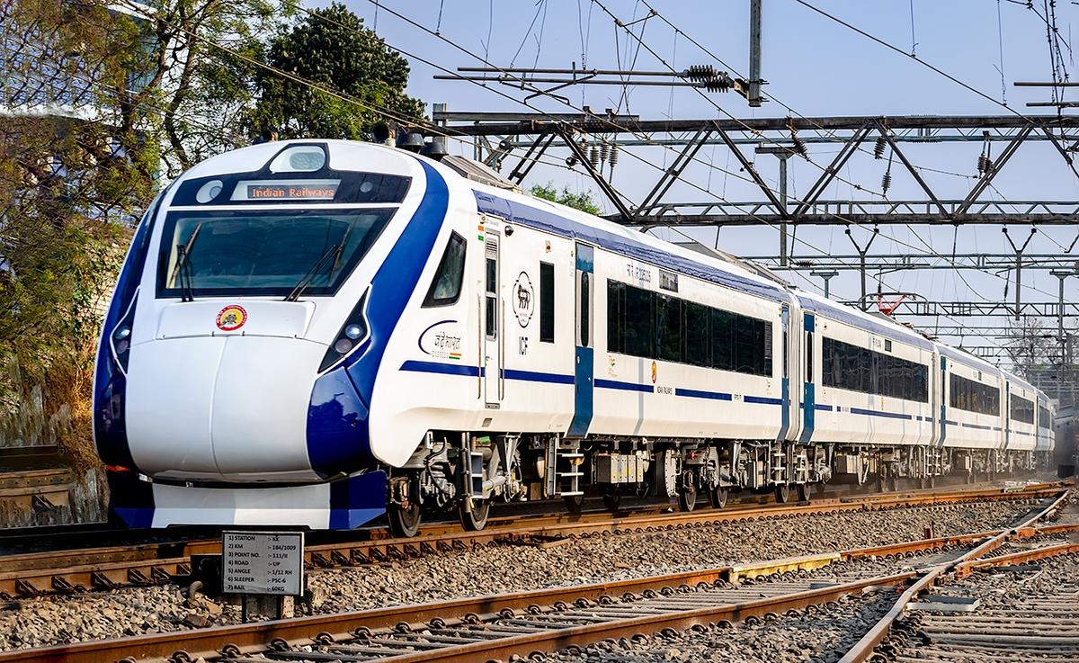 Siege4570's tweet photo. Indian Railways pushes towards 160 kmph speeds! Signal spacing to double from 1 km to 2 km, improving loco pilot reaction time, safety &amp; smoother high-speed operations. Pilot rollout first, then nationwide expansion if successful. 🚄🇮🇳 https://t.co/amYKRUCPNN