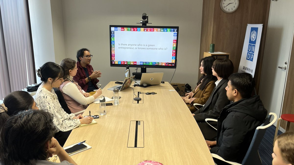 UNDPTokyo's tweet image. 🎉UNDP学生アンバサダー＋国連大学大学院生へ「#Movers グリーンジョブとデジタル・ブランディング（LinkedIn）」ワークショップ開催！ 

Moversは講師育成研修（ToT）手法で #SDGs や起業家精神、21世紀型スキルを育む #UNDP の取組み✨
若者と行動の機会を広げます！ 
#UNDPStudentAmbassadors