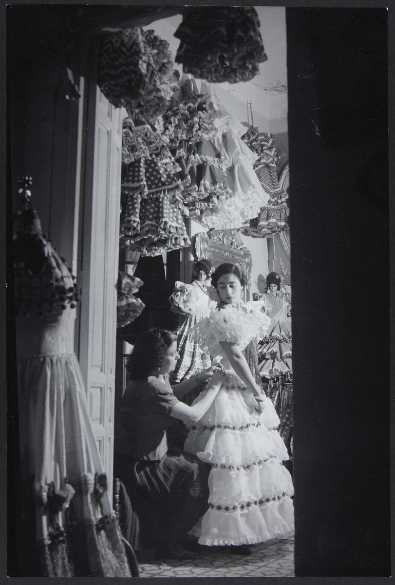 Feria_deAbril's tweet photo. Hay tradiciones que no hacen ruido
Antes del alumbrao y de los farolillos, está el ritual silencioso del traje de flamenca: mercerías llenas, manos expertas y detalles que parecen pequeños, pero construyen historia.
La Feria empieza en cada puntada.
📷 Gyula Halász Brassaï 1950 https://t.co/sGK5m3hRmp