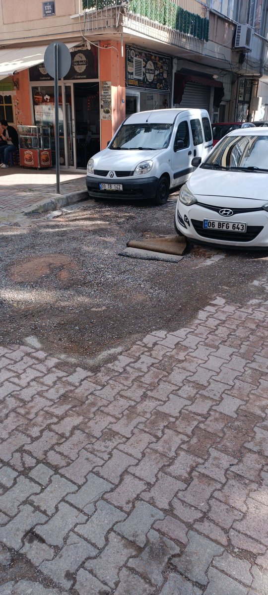 KmlKAML's tweet photo. 6 şubat tan bu yana malum adresteki aksaklık biraz kum dökülerek geçiştirilmiş ve gördüğünüz haldedir. Dökülen kum yine çökmesi devam etmiş ve zarar teşkil etmeye devam etmektedir ivedi bir şekilde kilit taş döşemesi yapılarak maduriyetimizin giderilmesi dileğimizle, teşekkürler. https://t.co/41Fog2CL87