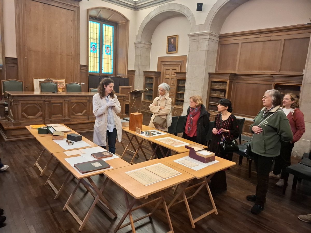 MartaFdezJurjo's tweet photo. Visita professional del @cobdc a l’arxiu-biblioteca de la Reial Acadèmia de Medicina de Catalunya, de la mà d'Ana Pérez. Una biblioteca i arxiu històric, amb especialització en la història de la medicina catalana, en un edifici patrimonial neoclàssic, de gran valor històric #RAMC https://t.co/3Ii4GsVm0k