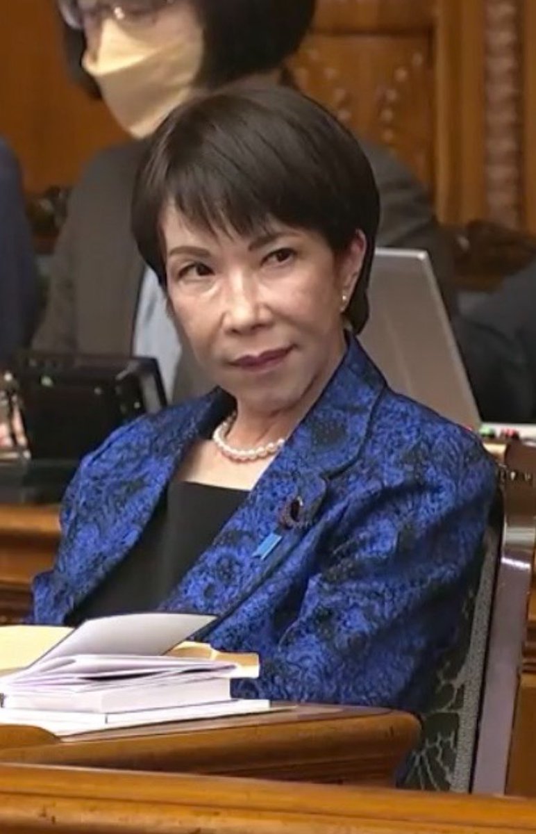 #高市怖いよ
左　参政党代表の質問に向けた顔
右　参議院で立憲議員の質問に向けた顔
どちらもNHKが撮った顔