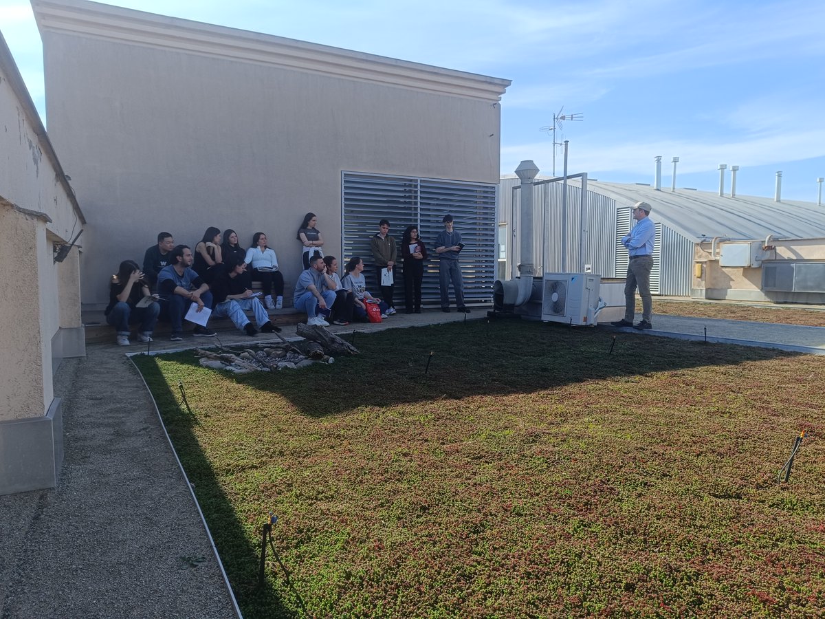 big4lifeproject's tweet photo. Aquesta setmana hem estat a la coberta H3 del Parc Agrobiotech posant en pràctica els coneixements de l’assignatura transversal La renaturalització de les ciutats: un valor en drets humans 🌿 https://t.co/46aEJ8HCA0