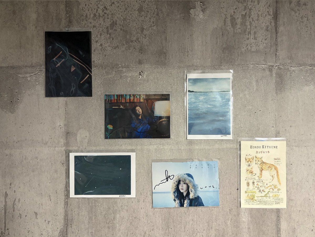 ずっと大事に眠ってたサイン入りポストカード飾ってみたらとっても素敵