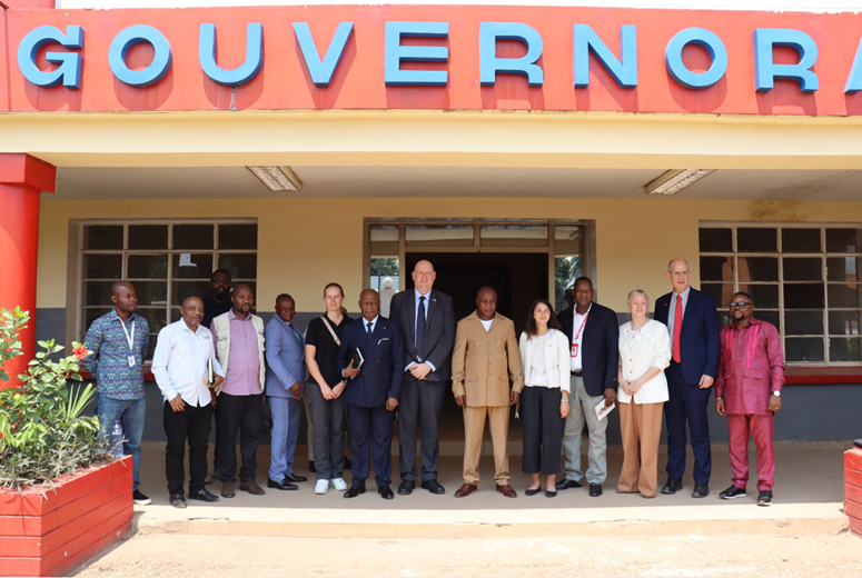 UKinDRC's tweet photo. Le mois dernier, notre Directeur du Développement, @PFernandesCardy , s’est rendu à Tshikapa, au Kasaï pour échanger avec les autorités provinciales, dont le Vice-Gouverneur, sur les priorités communes et la coopération en cours entre le Royaume-Uni et la RDC. #UKinDRC https://t.co/27EBSyw8jF