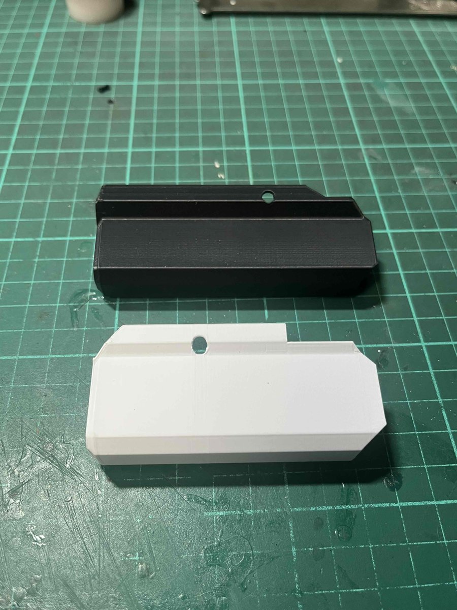 D_GUNARMORY's tweet image. お世話になります！D-sanです✨
電動ハンドガンも電子トリガー搭載が主流の中で素晴らしいアイテムがこちら！😆ハンドガン用バッテリーケース✨ATELIER RAI様のハンドメイドでシンデレラフィット🥹これでギチギチのバッテリースペースともおさらば👍当店も今後のカスタムに使用していきます🫡
＃SFA