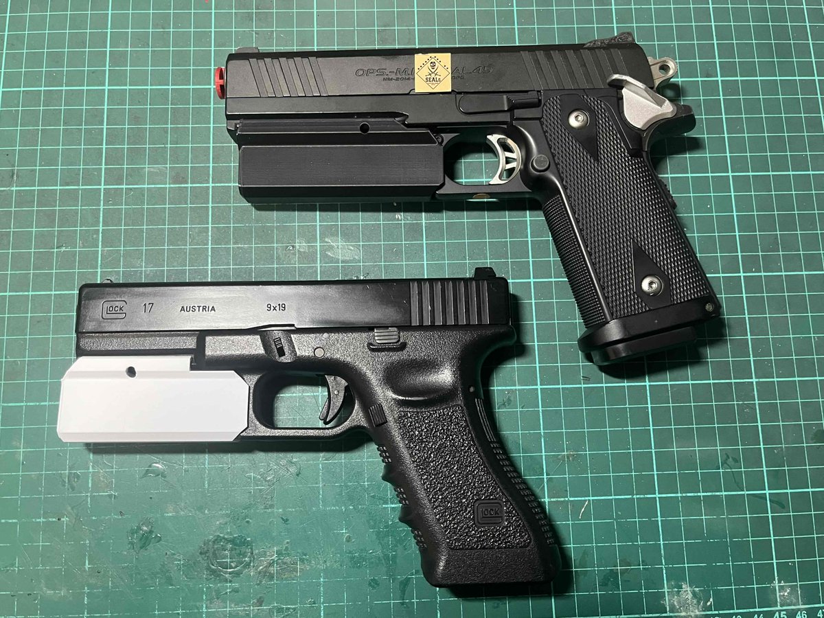 D_GUNARMORY's tweet image. お世話になります！D-sanです✨
電動ハンドガンも電子トリガー搭載が主流の中で素晴らしいアイテムがこちら！😆ハンドガン用バッテリーケース✨ATELIER RAI様のハンドメイドでシンデレラフィット🥹これでギチギチのバッテリースペースともおさらば👍当店も今後のカスタムに使用していきます🫡
＃SFA