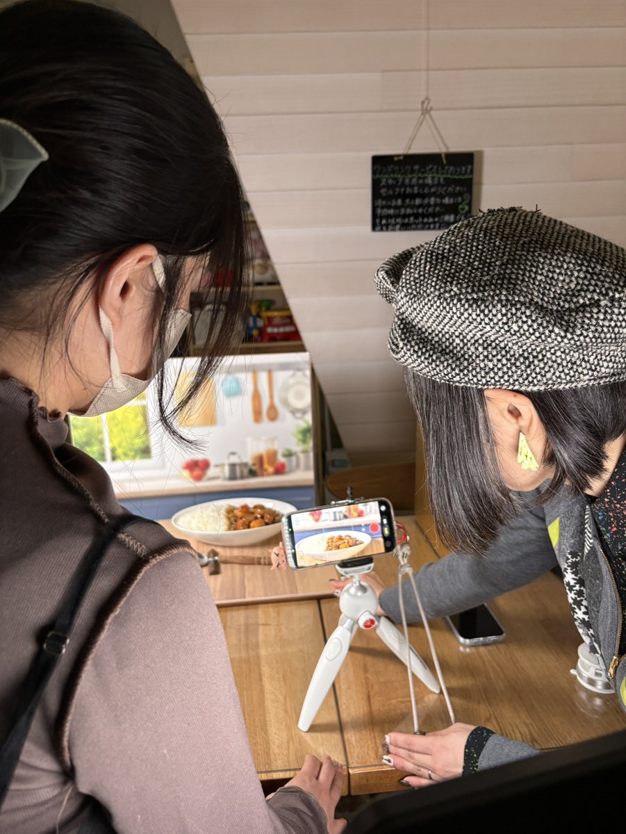 FrajSchool's tweet photo. 📸✨撮影の授業でした！

上級クラスでは「動画の撮り方」を学習🎥
スマホでどうしたらキレイに撮れるのか、座学＋実践でしっかりトレーニング！

オンライン卒展に向けて、生徒さんには動画作品を制作していただきます。
今日の学びがどんな作品につながるのか、今から完成が楽しみです！ https://t.co/kgIiuwa5ls