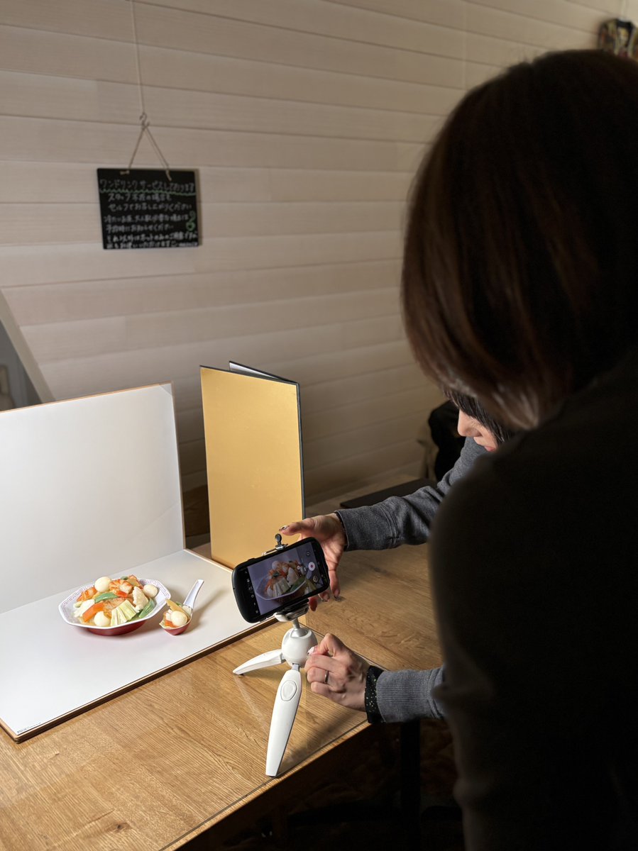 FrajSchool's tweet photo. 📸✨撮影の授業でした！

上級クラスでは「動画の撮り方」を学習🎥
スマホでどうしたらキレイに撮れるのか、座学＋実践でしっかりトレーニング！

オンライン卒展に向けて、生徒さんには動画作品を制作していただきます。
今日の学びがどんな作品につながるのか、今から完成が楽しみです！ https://t.co/kgIiuwa5ls