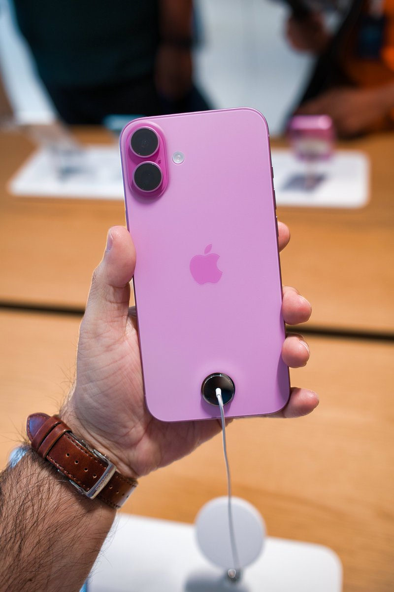 gogiinc's tweet image. Checking out orange at Apple....

New vibes at Apple Borivali 

Mumbai’s 2nd &amp;amp; India’s 6th Apple Store and those new Orange &amp;amp; Pink iPhones are absolute head-turners! 

#AppleBorivali #AppleStore #Mumbai