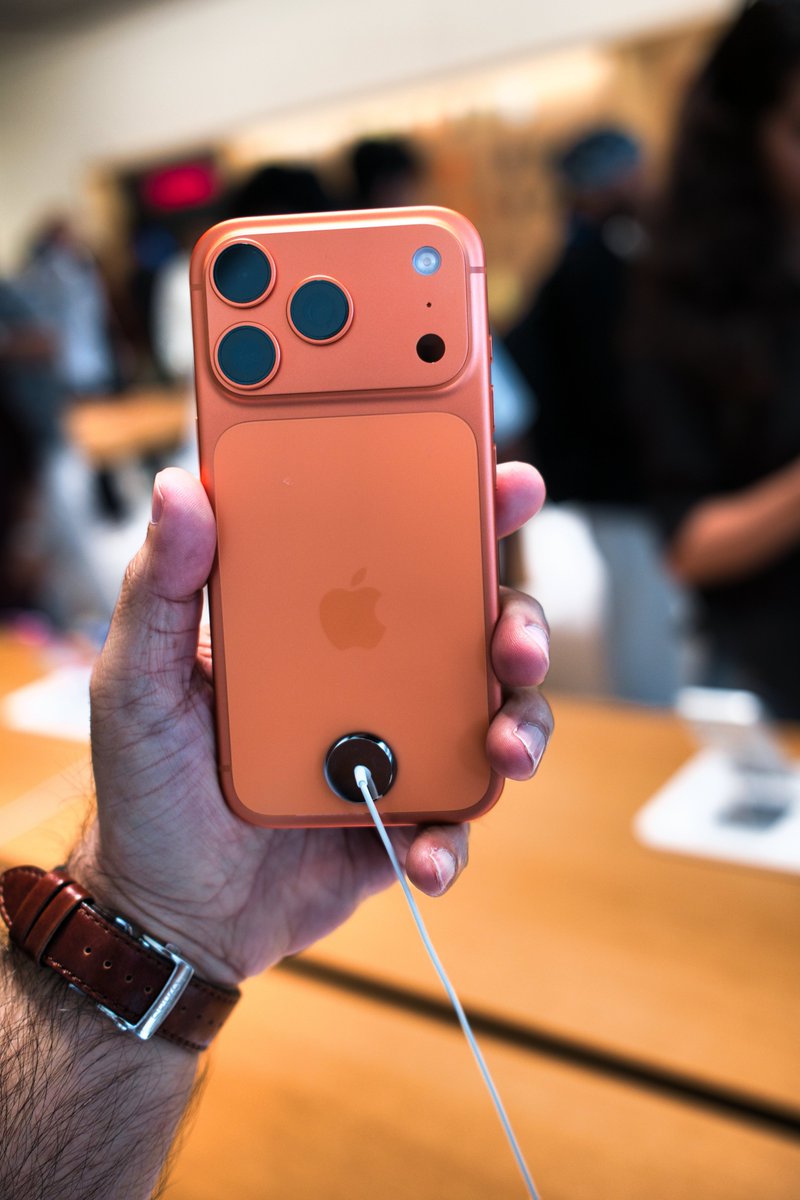 gogiinc's tweet image. Checking out orange at Apple....

New vibes at Apple Borivali 

Mumbai’s 2nd &amp;amp; India’s 6th Apple Store and those new Orange &amp;amp; Pink iPhones are absolute head-turners! 

#AppleBorivali #AppleStore #Mumbai