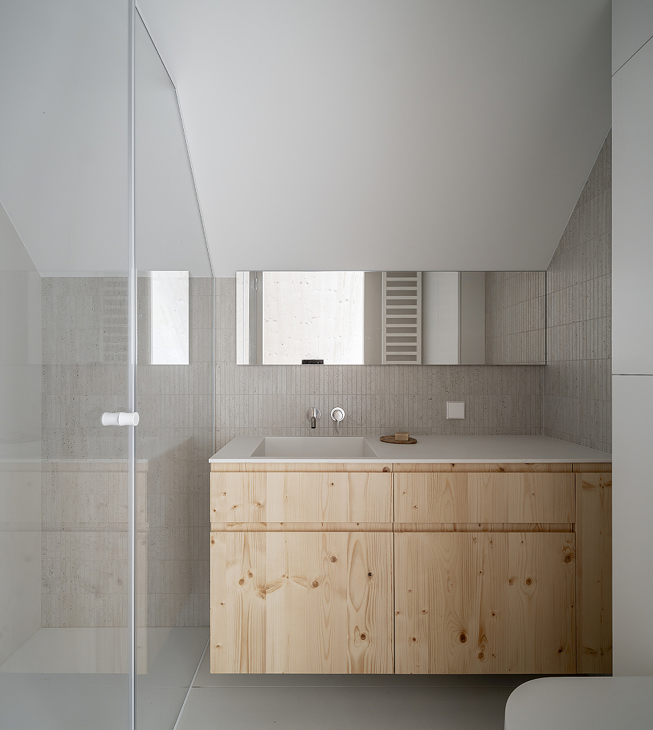 Interior_es's tweet image. The #Archmondo studio designed this #holidayhome inspired by traditional Polish #barns. The restrained #interiors combine #wood and #concrete, prioritizing #naturallight and a strong connection to the #outdoors.
-&amp;gt; Photos: Jakub Certowicz
-&amp;gt; interioresminimalistas.com/2026/02/26/un-…
-&amp;gt; #Poland