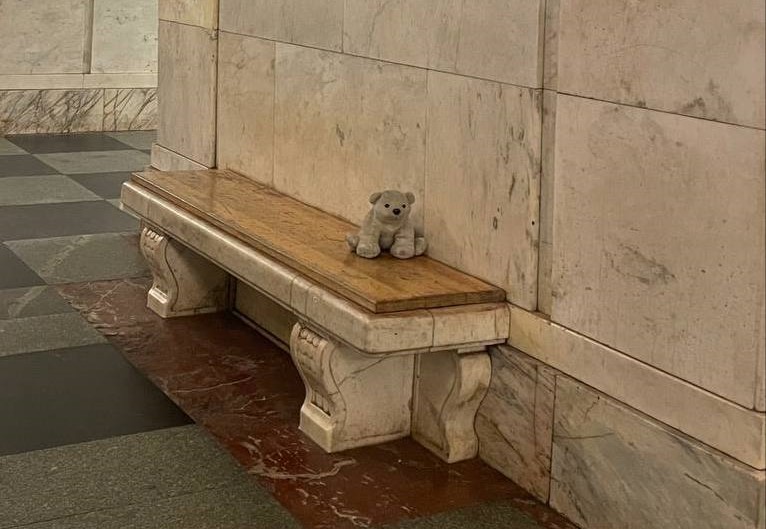 Dr_C_Becker's tweet photo. 🇷🇺 Das ist jetzt wahrscheinlich schon das traurigste Foto des Tages: An der U-Bahn Station „Prospekt Mira“ hat jemand seinen Plüsch-Freund vergessen 😟
🇷🇺 #Russland #Россия #Moskau #Москва #WelcometoRussia #WelcometoMoscow #BeautifulRussia #BeautifulMoscow #FromRussiaWithLove 💖