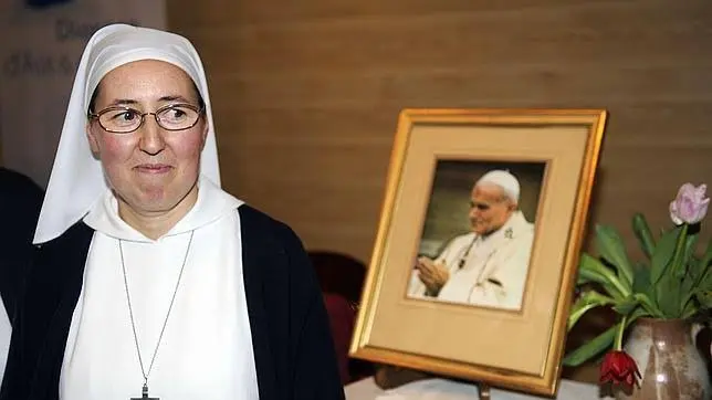 La religiosa francesa, Marie Simon-Pierre, fue curada el 2 de junio de 2005, por intercesión de Juan Pablo II, de la enfermedad del Parkinson. Fu el primer milagro para la beatificación del Papa.

Sólo Dios puede curar lo incurable.