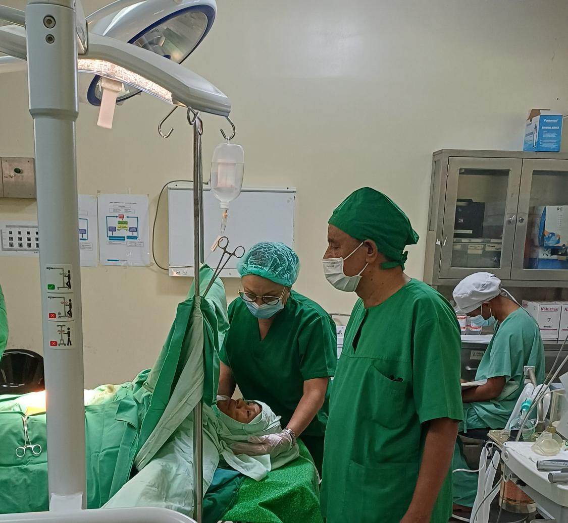 La Lic. Niurdis Yero, anestesista de la #BMCTL en #Maliana, demuestra su compromiso con la vida y el bienestar de sus pacientes, manteniendo un diálogo constante con ellos durante la cirugía para asegurarse de que se sientan seguros.
#CubaCoopera
#CubaPorLaVida