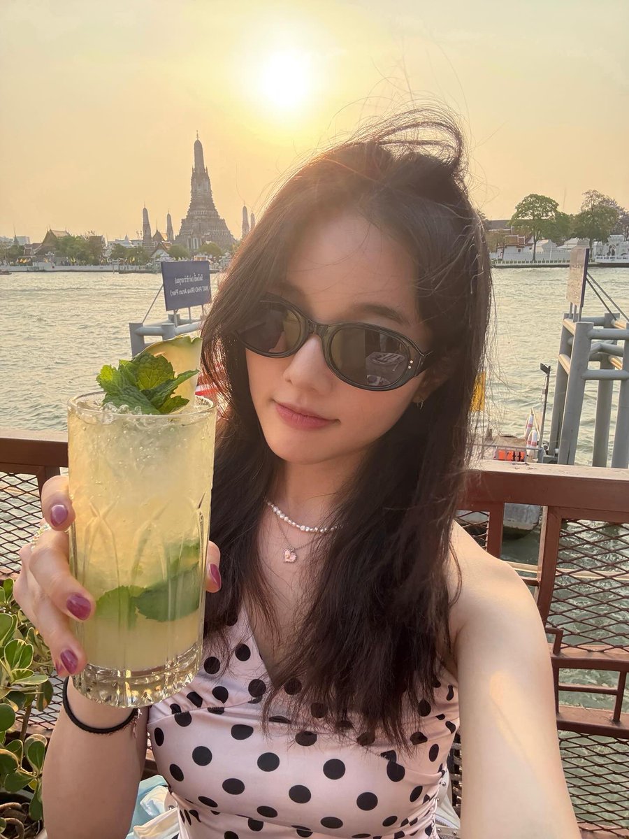 スジンちゃんのバカンスフォト、大人の女性に見えたり幼い少女に見えたり振り幅が広くて脳内バグる🥴