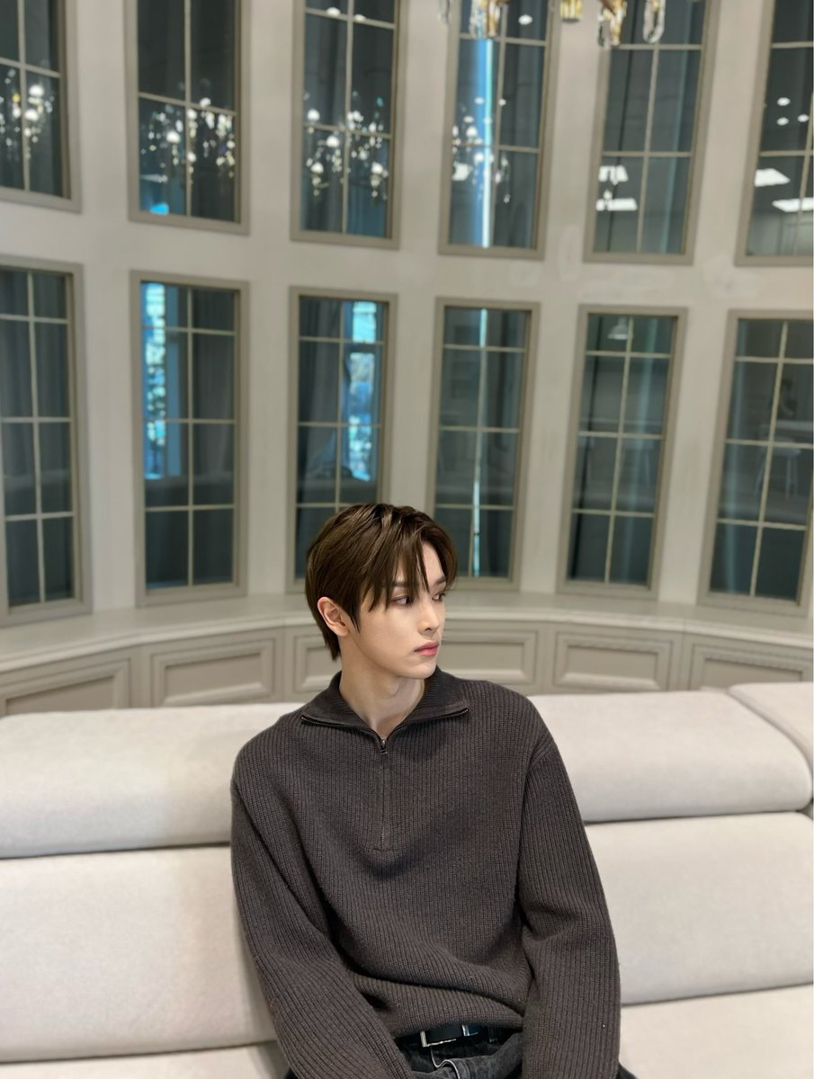 คือรูปที่พี่โชเฮย์ลงวันนี้ (รูปซ้าย) มันน่าจะเป็นวันเดียวกับบบ.ซองชานตั้งแต่สมัยยังอยู่อซท (รูปขวา) งั้นในกระจกนั่นที่ยืนถ่ายรูป ซึงฮันบ่ลูก แม่นหนูแม่นบ่ สมัยนั้นเขายังเป็นรุกกี้กันอยู่เลย ฮือๆๆๆๆ คถว้อยยย ฮือ