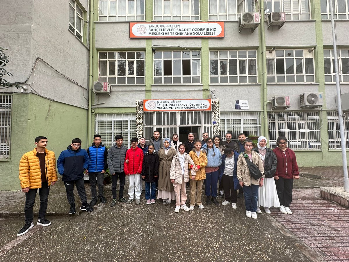 Okulumuz mesleki ve tanıtım programı kapsamında 7. ve 8. sınıflarımızla Saadet Özdemir Mesleki ve Teknik Anadolu, Urfa Mesleki Teknik Anadolu Liselerini ziyaret ettik.  İlgi ve alakalarından dolayı okullarımıza teşekkür ediyoruz.
<a href="/hasansildak/">Hasan ŞILDAK</a> 
<a href="/haliliyegovtr/">Haliliye Kaymakamlığı</a> 
<a href="/sanliurfammem63/">Şanlıurfa İl Milli Eğitim Müdürlüğü</a>