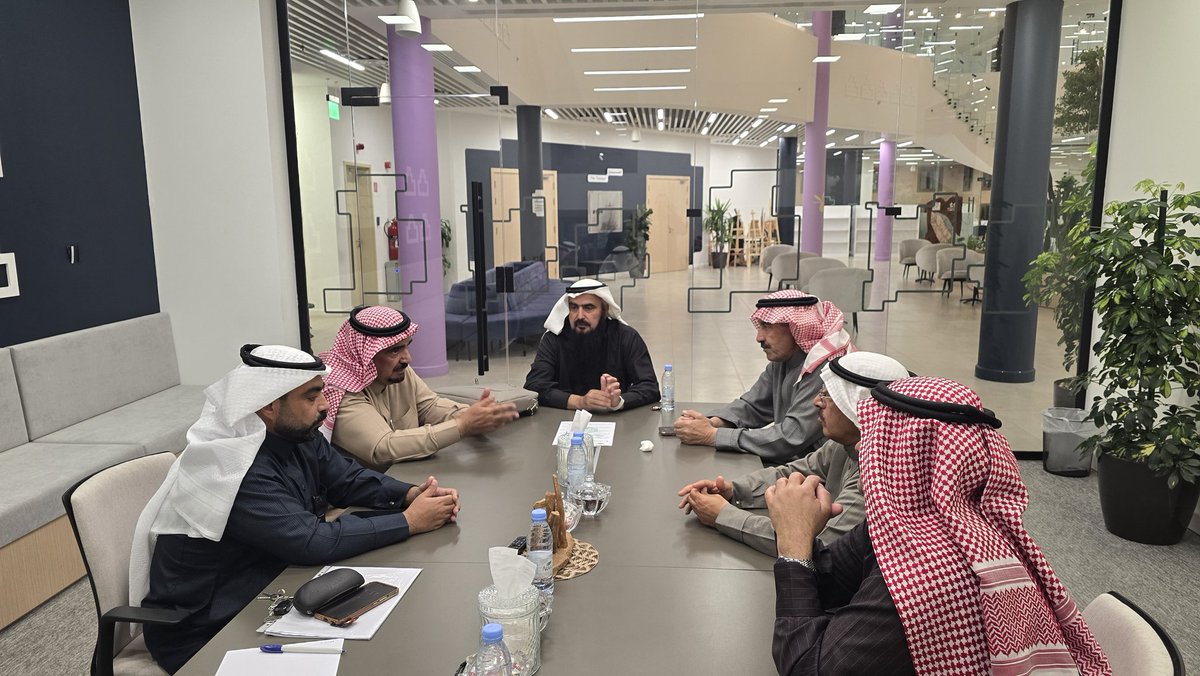 عقد مجلس إدارة الجوبة التعاونية اجتماعا في بيت الثقافة بمدينة سكاكا تناول خلاله اهم المواضيع والمشاريع للجمعية