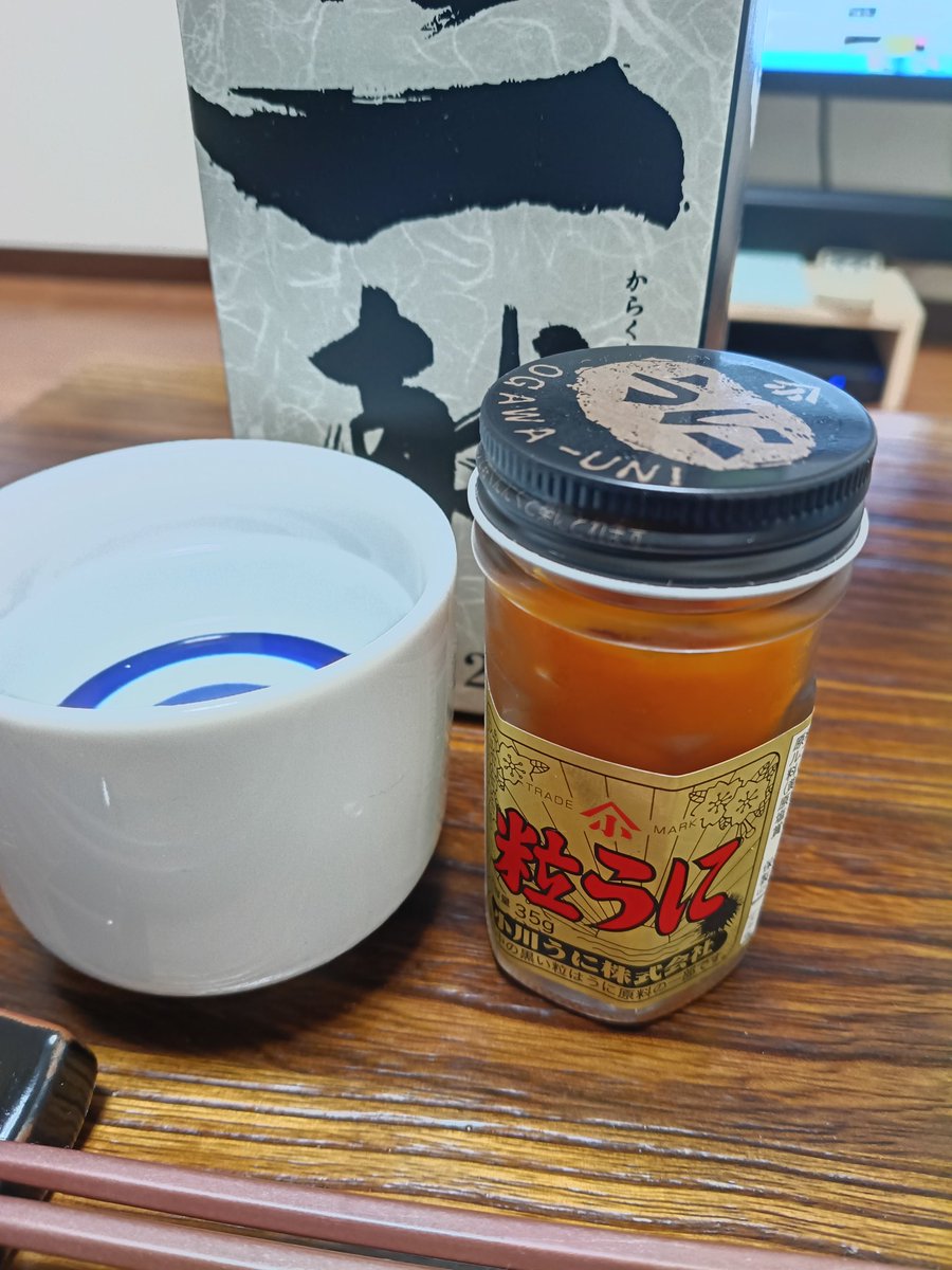 650yen's tweet photo. 粒うにで日本酒きゅーっ！と。

限界OL霧切ギリ子面白いのでオススメです。 https://t.co/fzEVn36eSI