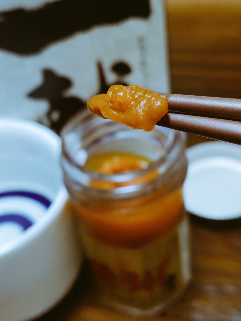 650yen's tweet photo. 粒うにで日本酒きゅーっ！と。

限界OL霧切ギリ子面白いのでオススメです。 https://t.co/fzEVn36eSI