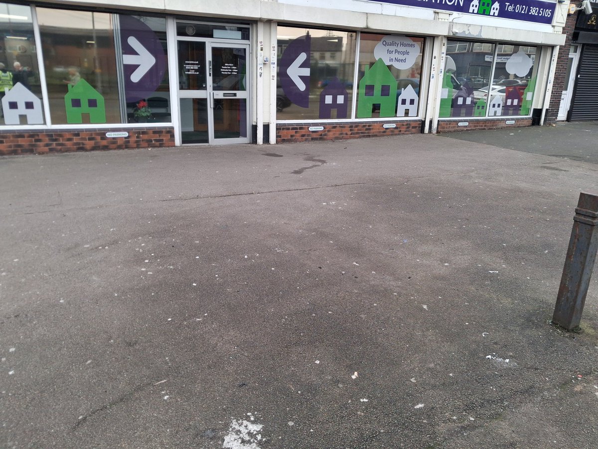 MickBrown3's tweet photo. Thanks to @BhamCityCouncil for helping to remove not only these gas canisters but also the uncollected bin which all helps to keep the area around our shops clean.
#CleanStreetsMatter https://t.co/ELcMj91yu4
