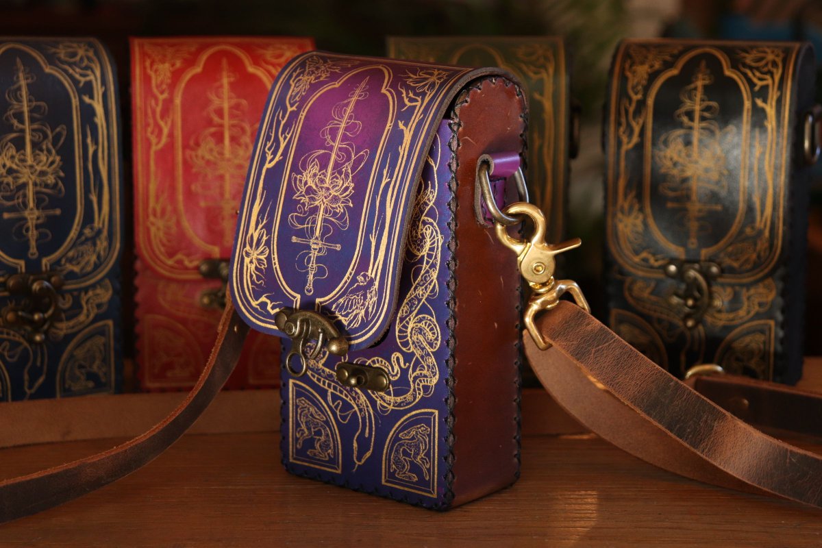 SpeechlessBard's tweet image. Another sunny day ahead so Noor will do her best today and film some of the Festival pouches in action before they go live tomorrow (!!) ☀️ 
Honestly this purple is doing all of the heavy lifting right now 💜 
#leathercraft #handbag