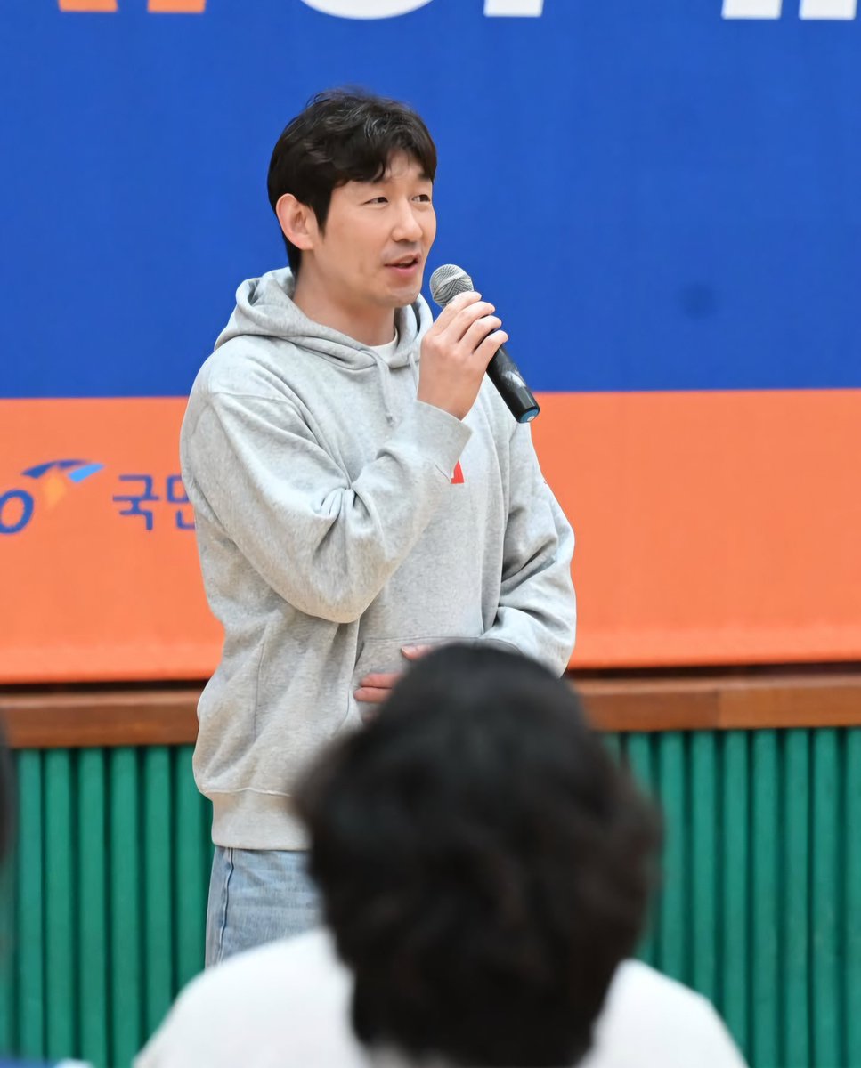 kwidid_0_0's tweet photo. 감독님 사복 느낌너무좋으시당.... // https://t.co/eu3Y0UvxJy
