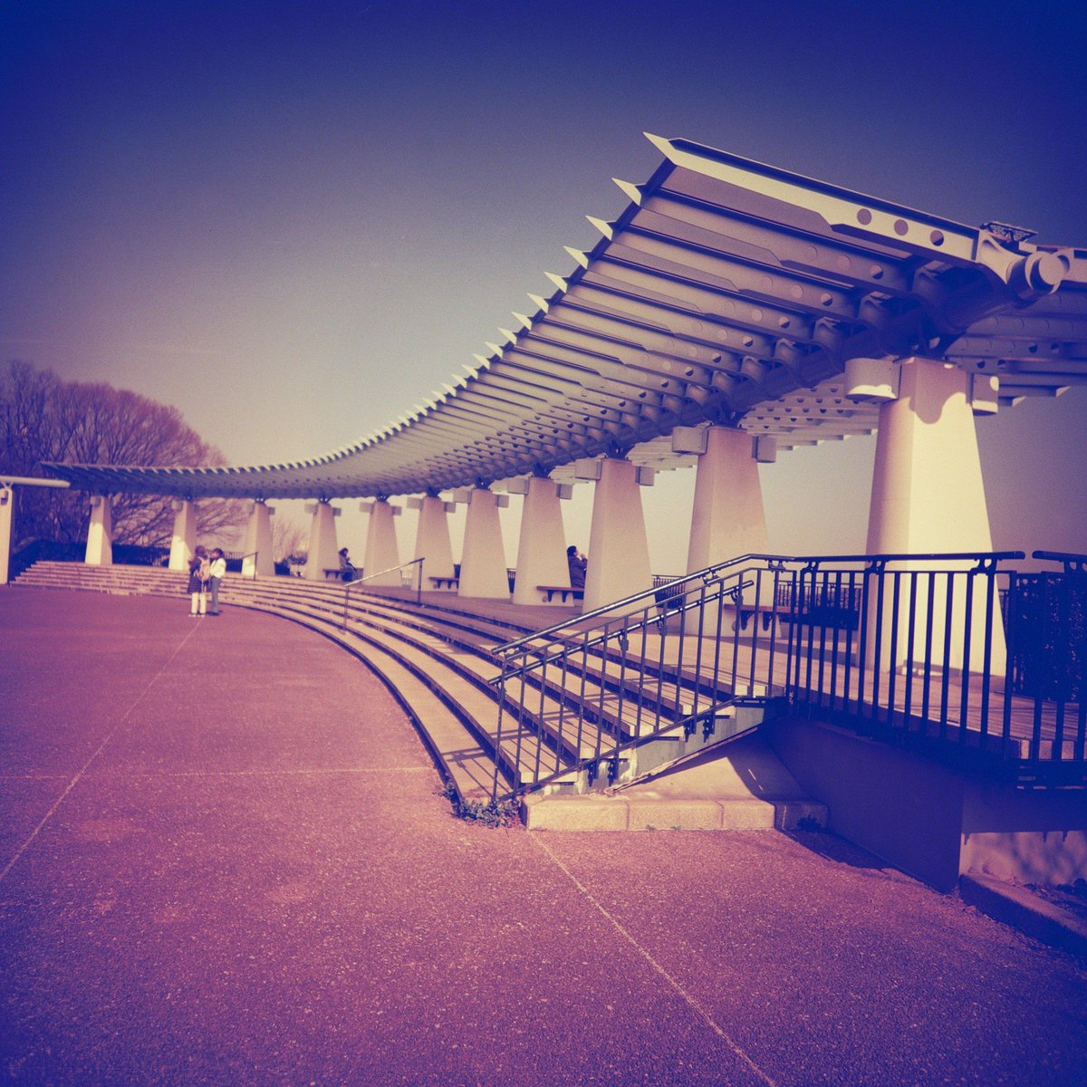 7a_tkn_'s tweet image. CP+行こうと思ってたけど体調不良で行けなかった（泣）

画像はLC-120と熟成されたレッドスケールで撮った横浜山手。
#Lomography
#りょえさんぽ