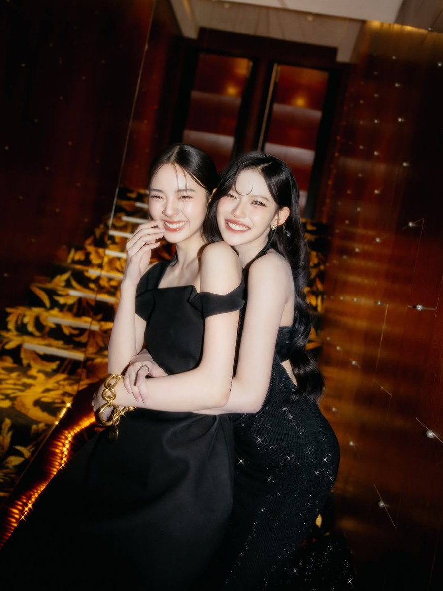 โอ้ย อะไรเนี่ย เขินว่ะ😭 เอินเอินมาเบลเกินควบคุมแล้ว เคมีระเบิดขนาดนี้ในเรื่องไม่สมหวังได้ไง ใครก็ได้ทำอะไรสักอย่างด่วน เช่นเรื่องสอง เร็วๆ