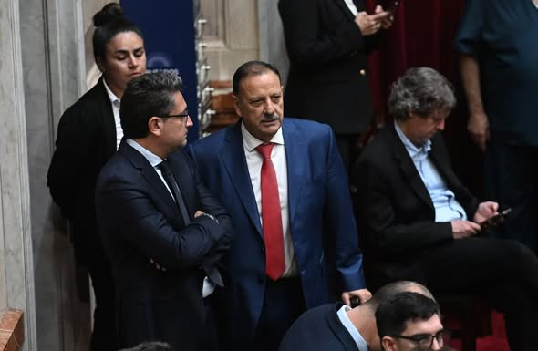 danyopinion's tweet photo. ACUSAN AL GOBERNADOR RICARDO QUINTELA
#INSTIGACION A COMETER DELITOS
#INTIMIDACION PUBLICA
#INCITACION A LA VIOLENCIA COLECTIVA
#APOLOGIA DEL CRIMEN.
Ademas pedirían la indagatoria del mandatario riojano.
El fiscal federal Carlos Stornelli denunció este miércoles al gobernador de La Rioja, Ricardo Quintela, por las declaraciones que realizó en un programa de radio en las que afirmó que el gobierno de Javier Milei “no puede llegar hasta el 10 de diciembre del 2027” y sostuvo que “hay sacrificios que valen la pena” al evocar la crisis de 2001. La presentación quedó radicada en los tribunales federales de Comodoro Py y apunta a que se investigue la posible comisión de delitos como el de la incitación a la violencia colectiva y la amenaza de sedición.
En el escrito de 4 páginas, el titular de la Fiscalía Nacional en lo Criminal y Correccional N° 4 relató que tomó conocimiento “en razón de haber tomado estado público” de los hechos y promovió la denuncia judicial “a fin de que mediante la pertinente instrucción sumarial sea investigado y, de acreditarse su materialidad, se deslinde la responsabilidad penal que pudiera corresponder”.
Según la presentación del fiscal, este martes 23 de febrero Quintela “habría exteriorizado diversas manifestaciones públicas que, prima facie, podrían ser susceptibles de adecuación típica en figuras vinculadas a la incitación a la violencia colectiva, la eventual instigación a cometer delitos y la posible afectación del orden constitucional, entre otros, adquiriendo mayor trascendencias y gravedad institucional por tratarse de un funcionario público en ejercicio de altas responsabilidades”. Los dichos a los que se refirió Stornelli fueron realizados en el programa “Mañana Sylvestre”, conducido por el periodista Gustavo Sylvestre y emitido por Radio 10.
“...eso lo he planteado a mis colegas gobernadores y a los tres que conducen la CGT, que estaban acompañados por Héctor Daer y por el secretario general de UPCN, Andrés Rodríguez. Estábamos todos juntos y yo le planteé esto, tenemos que tomar decisiones, fuertes decisiones. Me dijeron: Sí, bueno, pero acordate, digo, en el año 2001 tomamos decisiones y avanzamos en la reconstrucción de un país que estaba destruido, con el que se vayan todos. Sí, tuvimos 36 compañeros muertos, es cierto, 39 compañeros muertos, ciudadanos argentinos muertos, es cierto, es cierto, pero hay sacrificios que valen la pena, porque si no vamos a tener un genocidio social enorme, como lo estamos teniendo (...) este gobierno no puede llegar hasta el 10 de diciembre del 2027, si llegamos así llegamos con un país totalmente destruido, entregado, guarda, guarda...”.
Para Stornelli, esas expresiones implican una “comparación explícita con los hechos ocurridos en el año 2001” y una alusión a la eventual necesidad de adoptar “fuertes decisiones”, “incluso frente a la posibilidad de víctimas fatales”, con “proyección sobre la coyuntura presente”.
En el apartado de calificación legal, el denunciante indicó que el hecho podría encuadrar bajo los delitos previstos en los artículos 209 (instigación a cometer delitos), 211 (intimidación pública), 212 (incitación a la violencia colectiva), 213 (apología del crimen) y 226 bis (amenaza de sedición) del Código Penal.
Ricardo Quintela advirtió que el Gobierno no puede llegar así a diciembre de 2027
Además, solicitó que se incorporen como prueba “un fragmento del programa ‘Mañana Sylvestre’ (...), correspondiente al día del 23 de febrero del corriente año; como así también un recorte del mismo programa el cual fuera publicado en la red social X (...)”, y que se adopten “las medidas urgentes del caso para la debida preservación de los registros audiovisuales mencionados precedentemente”.
También pidió que, en su oportunidad, “reciba V.S. declaración indagatoria a Ricardo Clemente Quintela, en los términos del art. 294 del Código Procesal Penal de la Nación".
El expediente ahora deberá ser sorteado para determinar qué juzgado federal intervendrá y resolver si corresponde impulsar o no la investigación solicitada por el Ministerio Público Fiscal.